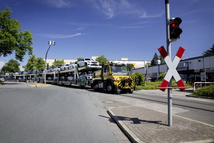 Unimog bringt Neuwagen auf die Schiene