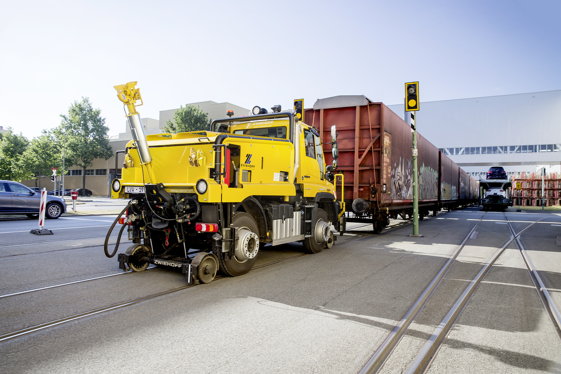 Unimog bringt Neuwagen auf die Schiene