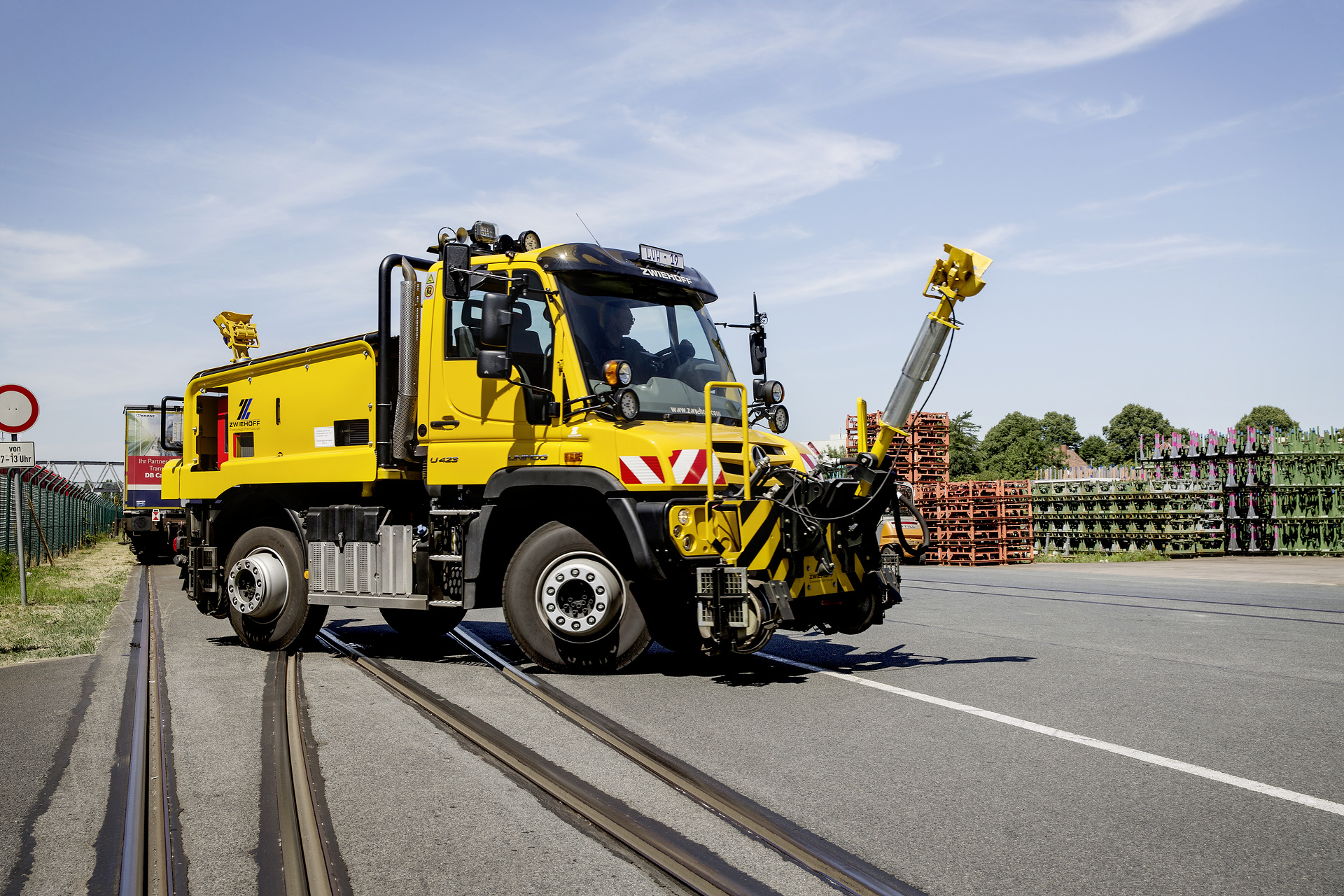 Unimog bringt Neuwagen auf die Schiene