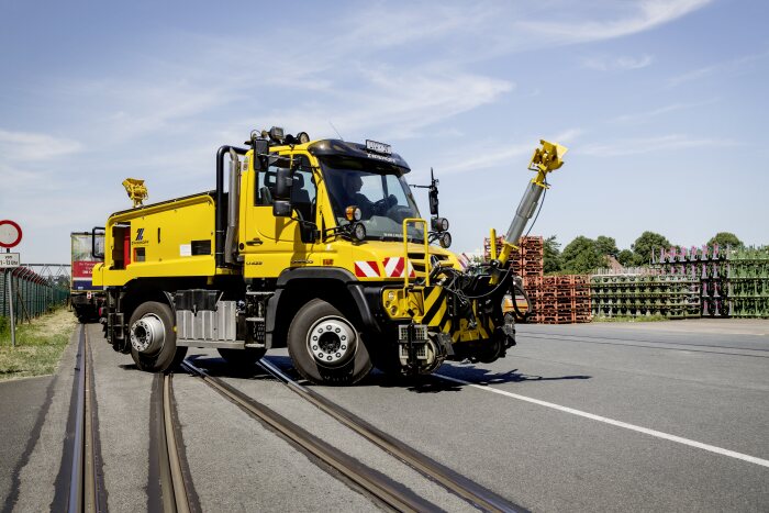 Unimog bringt Neuwagen auf die Schiene