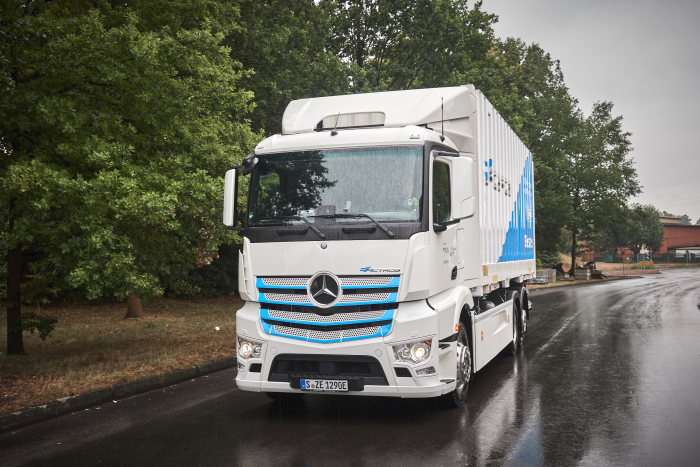 All-electric Mercedes-Benz truck for heavy-duty distribution: Start of practical customer trials: The Mercedes-Benz eActros is entering operation with Hermes