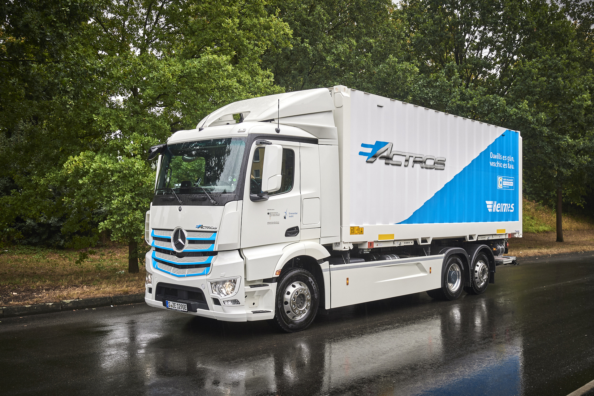 All-electric Mercedes-Benz truck for heavy-duty distribution: Start of practical customer trials: The Mercedes-Benz eActros is entering operation with Hermes