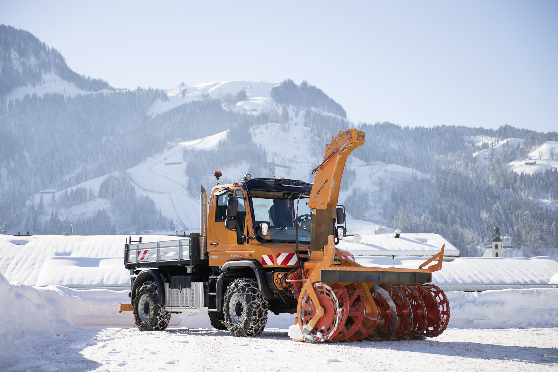 Vier Mann im Schnee und ihr Unimog