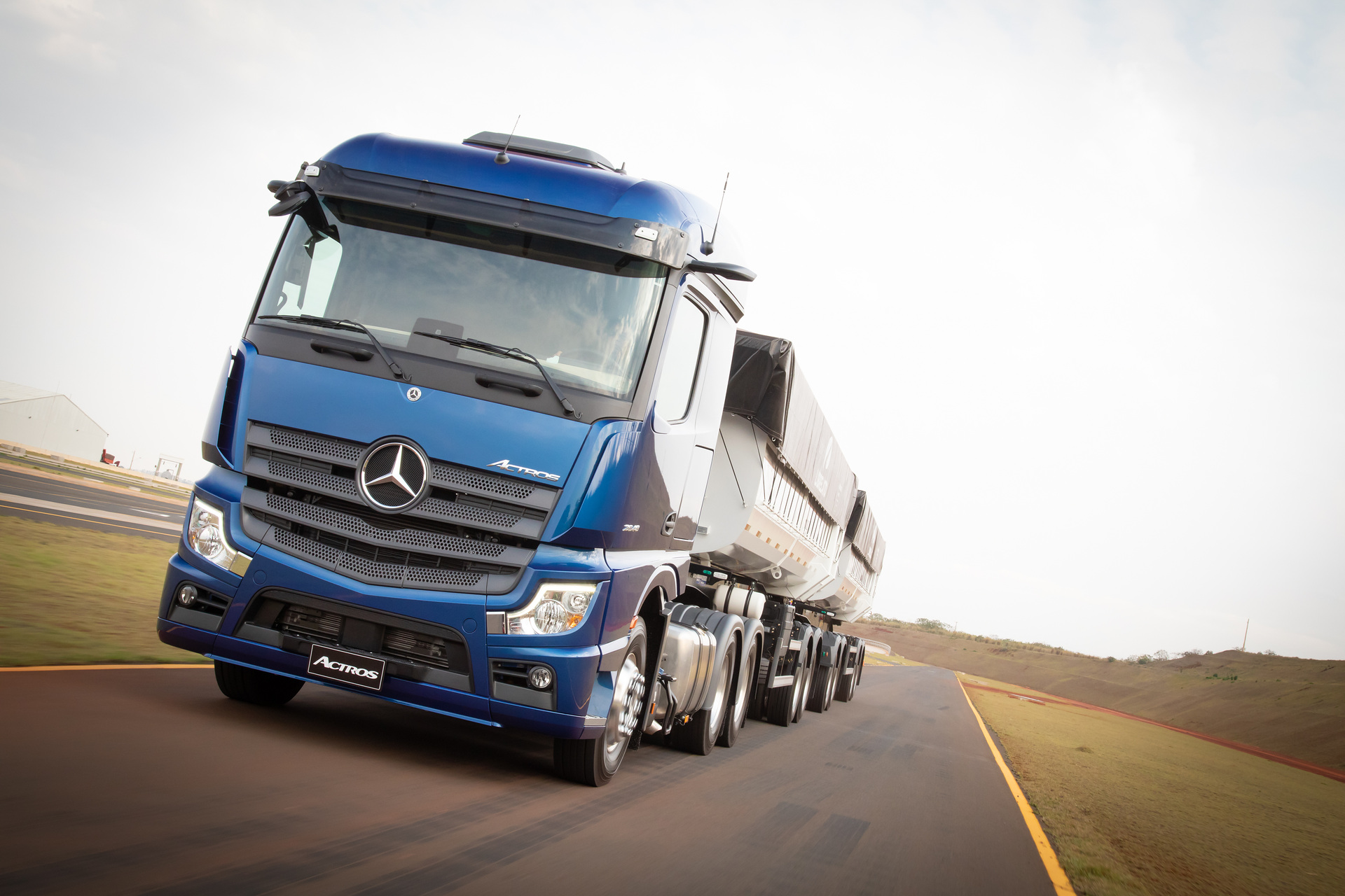 On a global platform and customised for Brazil: Launch of the new Mercedes-Benz Actros heavy-duty truck at the Fenatran