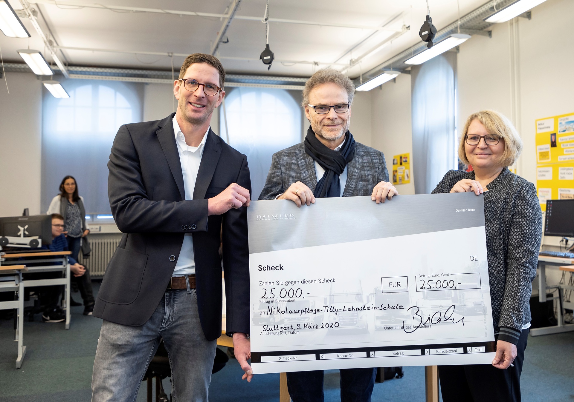 Daimler Trucks donates 25,000 euros for visually impaired students