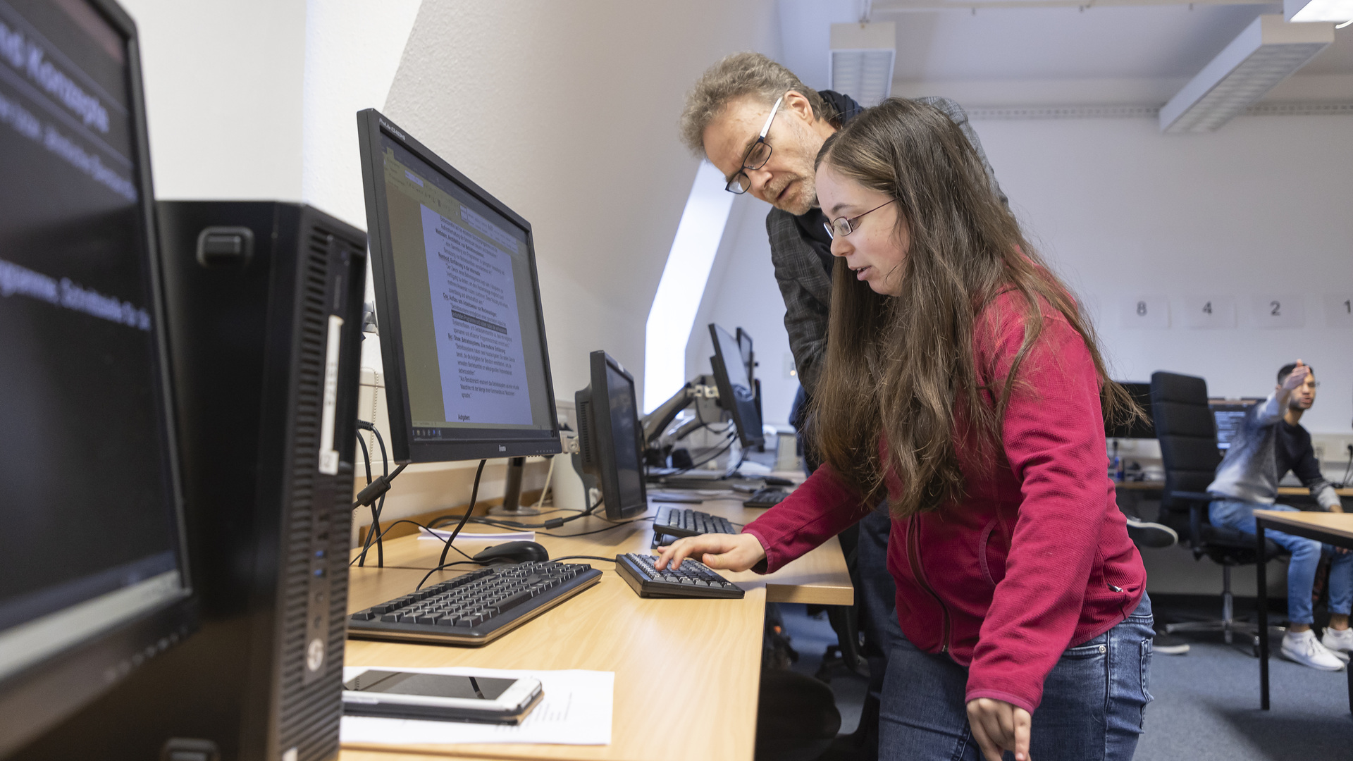 Daimler Trucks donates 25,000 euros for visually impaired students