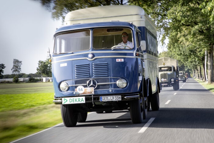 Drivers of the past century: on the road in a Mercedes-Benz LP 333 and an L 5000