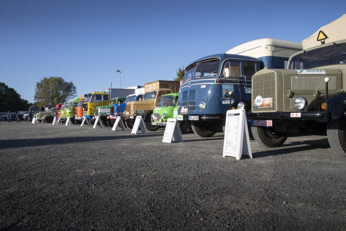 Drivers of the past century: on the road in a Mercedes-Benz LP 333 and an L 5000