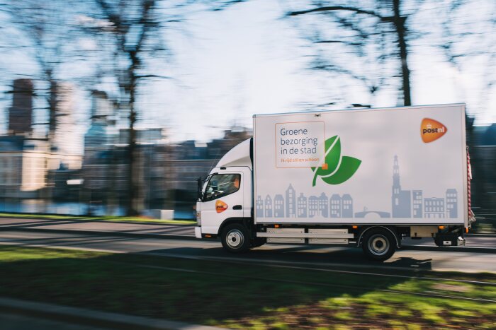 Flüsterleise: FUSO eCanter stromert für PostNL