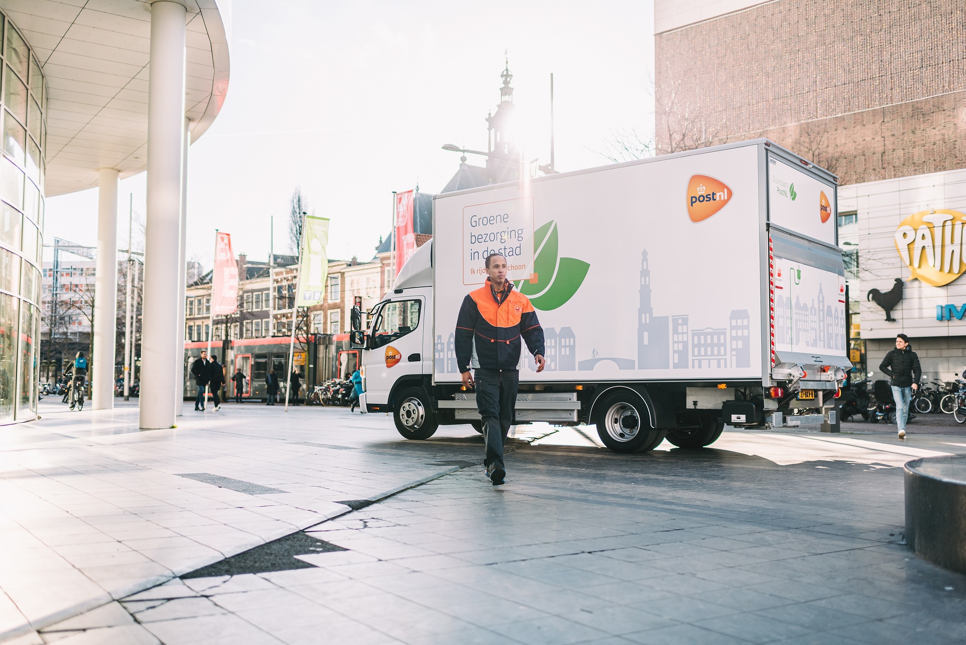 Flüsterleise: FUSO eCanter stromert für PostNL