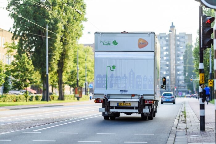 Flüsterleise: FUSO eCanter stromert für PostNL