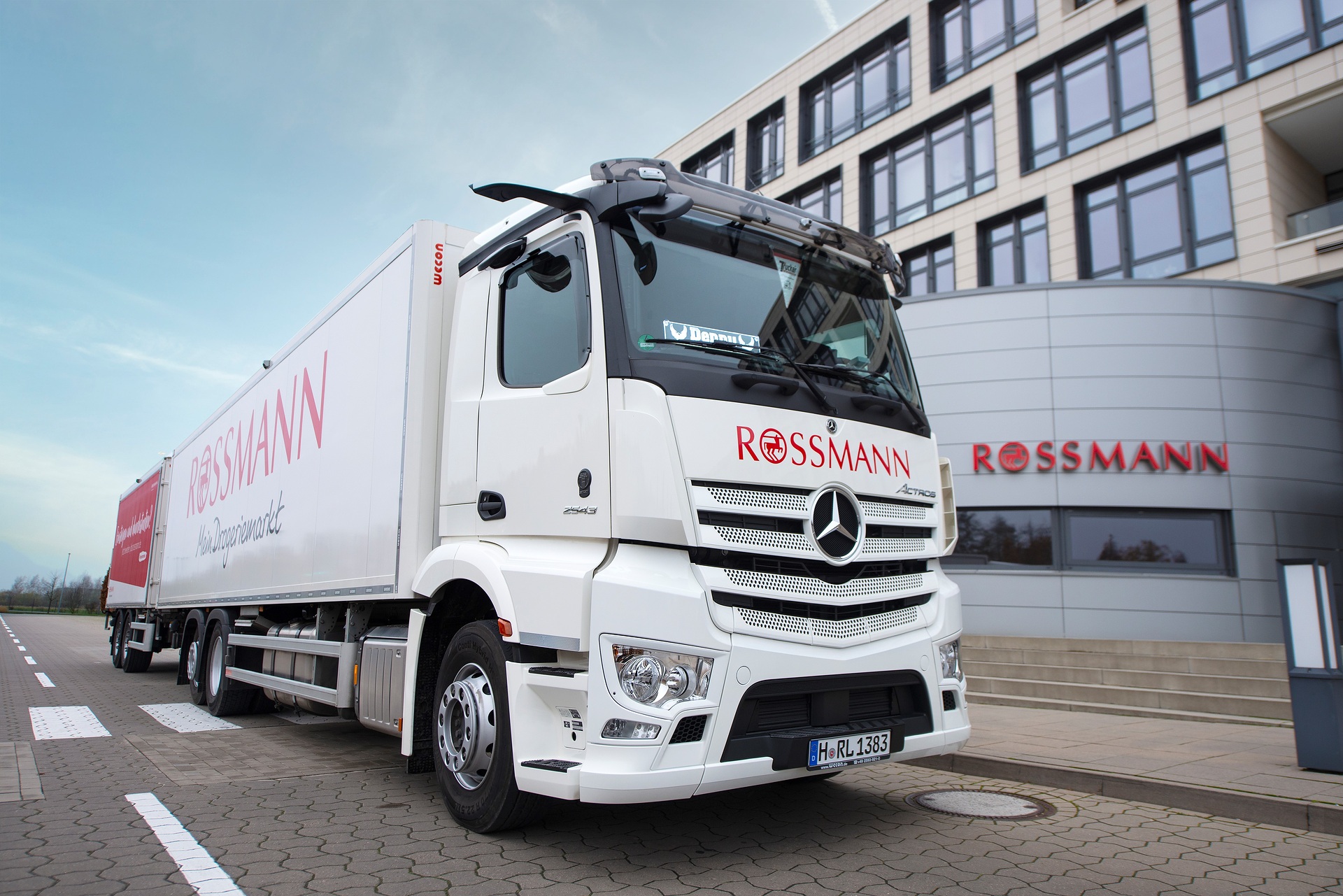 ROSSMANN uses HABBL app for deliveries | Daimler Truck