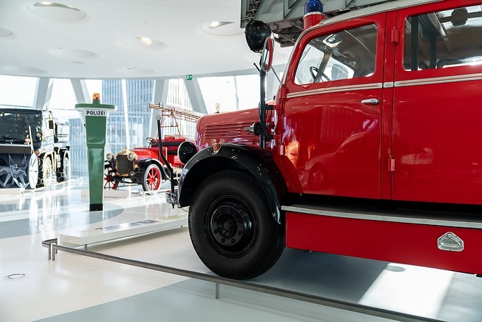 Which Daimler engine is as strong as 32 firefighters?