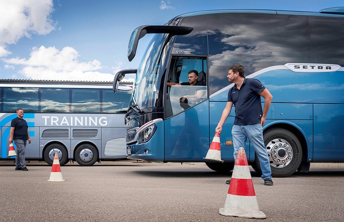 30 Jahre, 20.000 geschulte Fahrerinnen und Fahrer, ein Ziel: mit dem spezifischen Omnibus-Fahrsicherheitstraining Unfälle vermeiden