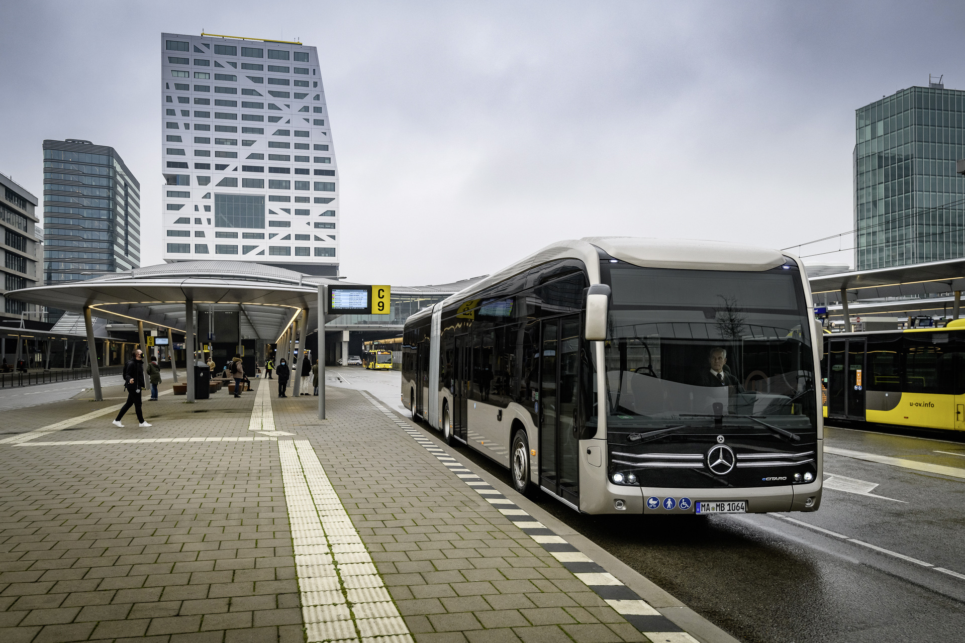 Daimler Buses liefert 35 vollelektrische Gelenkbusse Mercedes-Benz eCitaro in die Niederlande