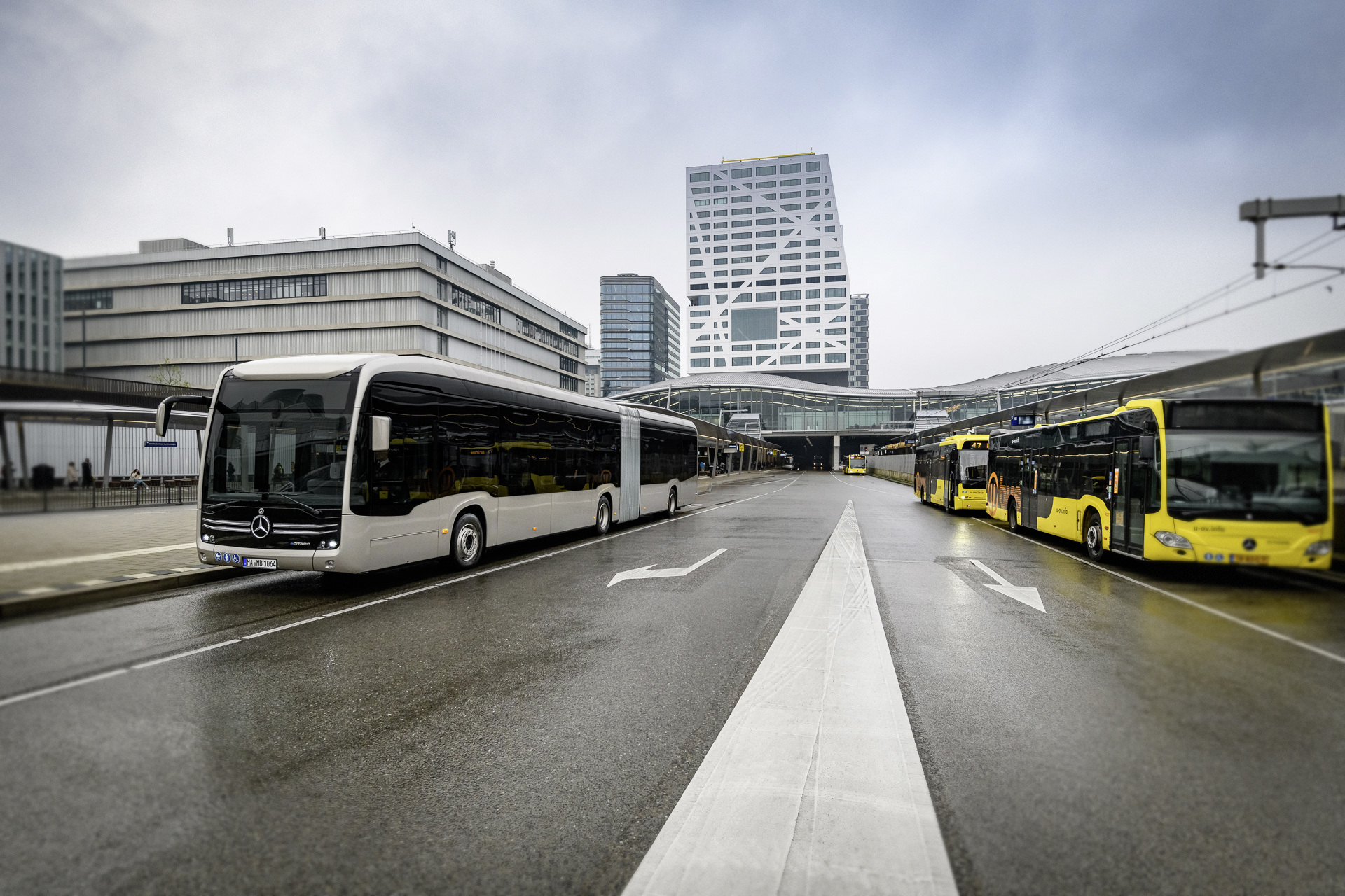 Daimler Buses liefert 35 vollelektrische Gelenkbusse Mercedes-Benz eCitaro in die Niederlande