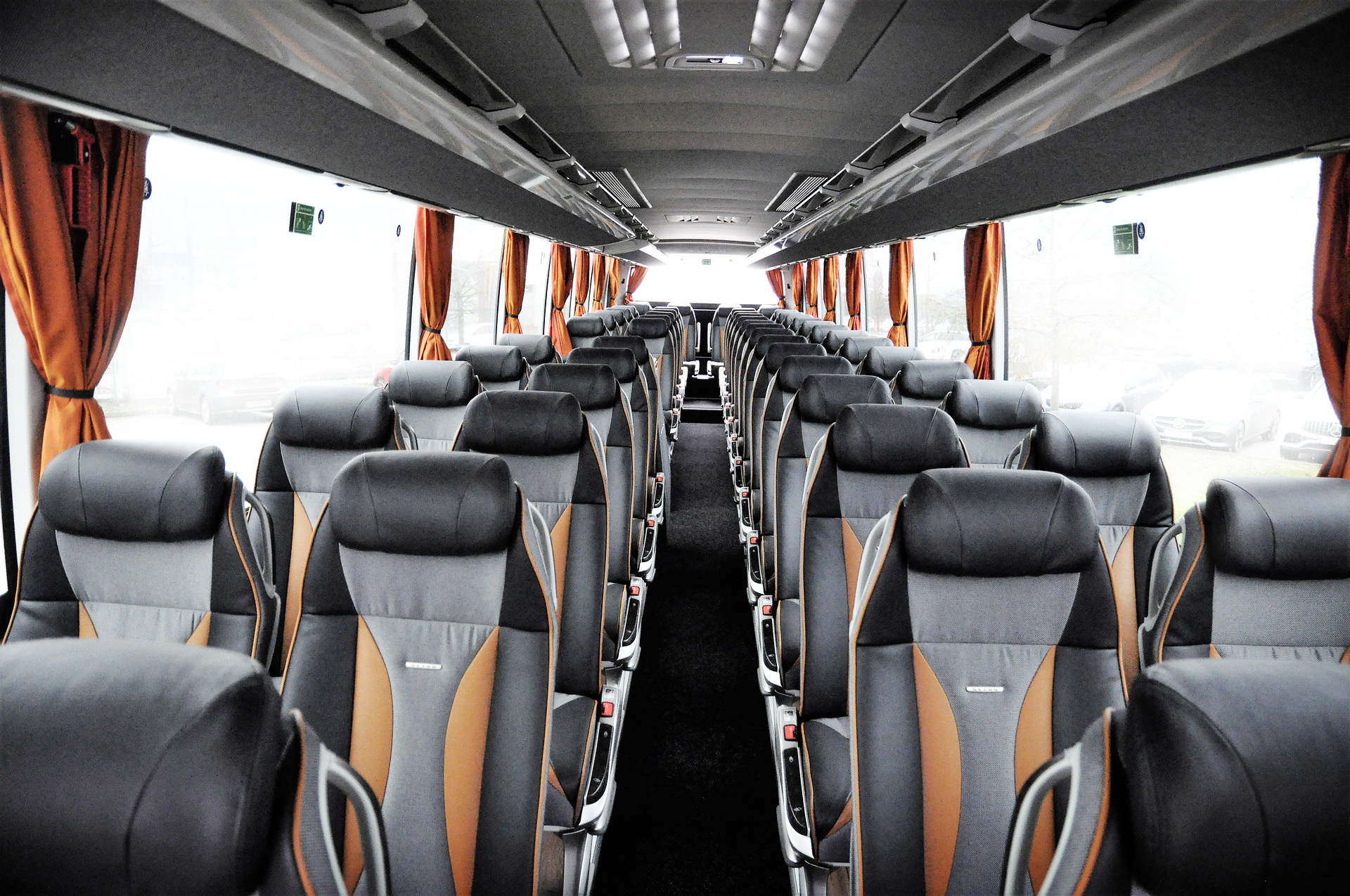 Die beiden S 517 HD sind jeweils mit 44 Sitzplätzen ausgestattet. Fünf Setra Reisebusse für „Voyages Vandivinit“, Luxemburg