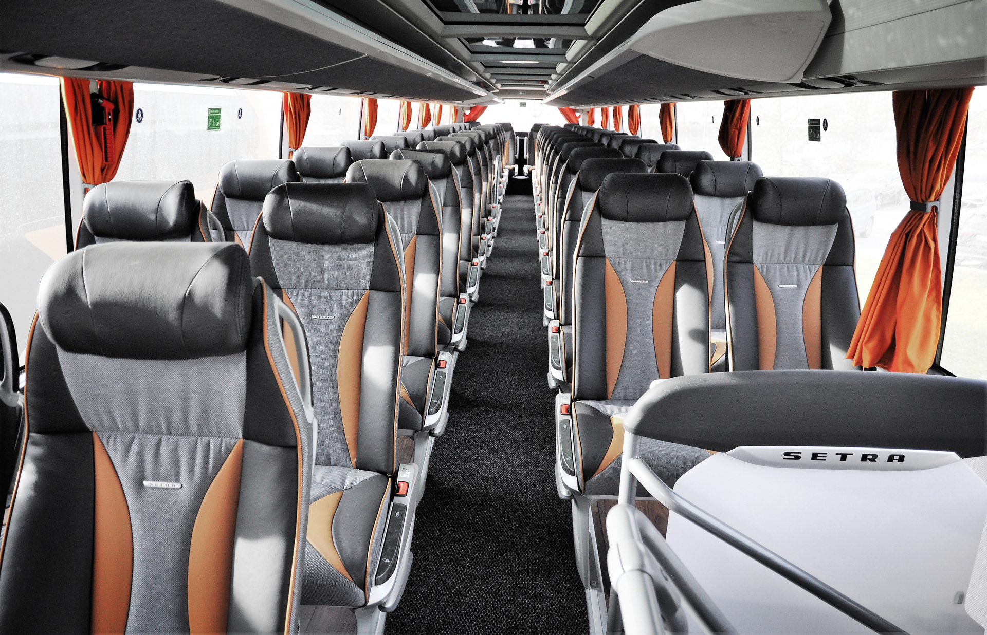 Der Setra Doppelstockbus S 531 DT bietet 78 Fahrgästen Platz. Fünf Setra Reisebusse für „Voyages Vandivinit“, Luxemburg