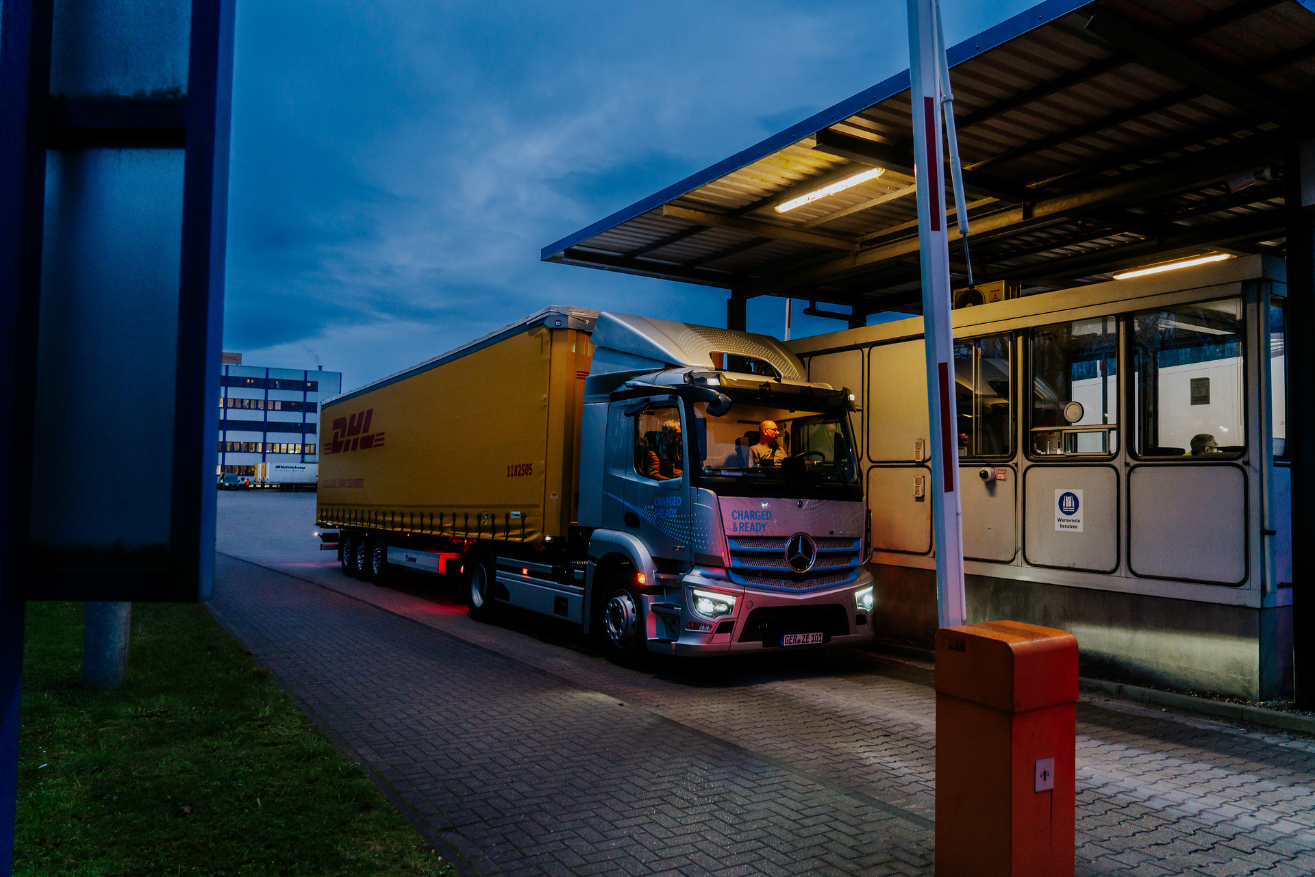 DHL Freight tests new Mercedes-Benz electric semitrailer truck: CO2-neutral delivery transportation to the Kassel plant