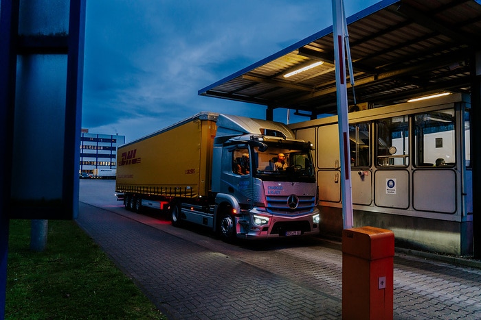 DHL Freight Testet Neue E-Sattelzugmaschine Von Mercedes-Benz: CO2 ...