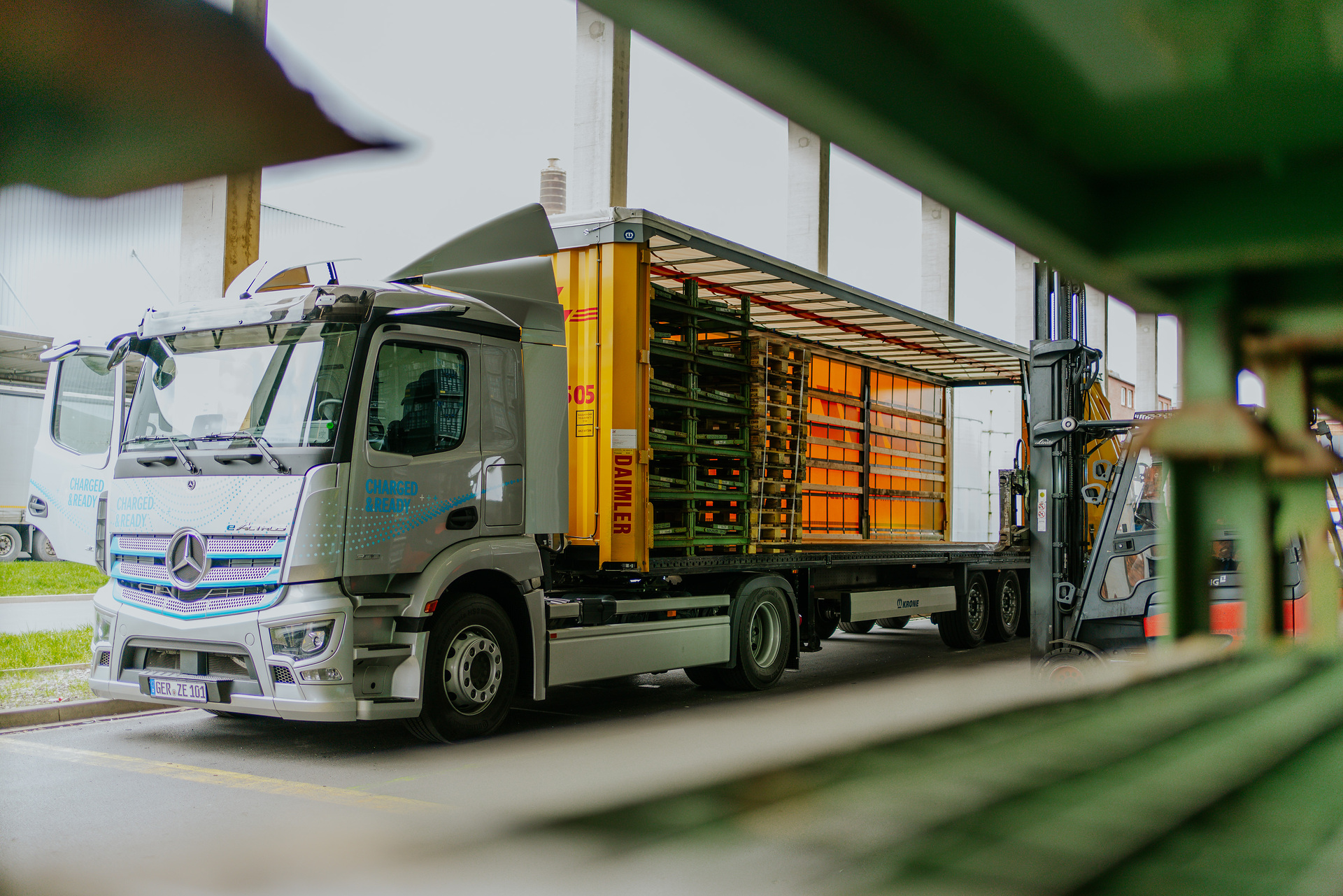 DHL Freight tests new Mercedes-Benz electric semitrailer truck: CO2-neutral delivery transportation to the Kassel plant