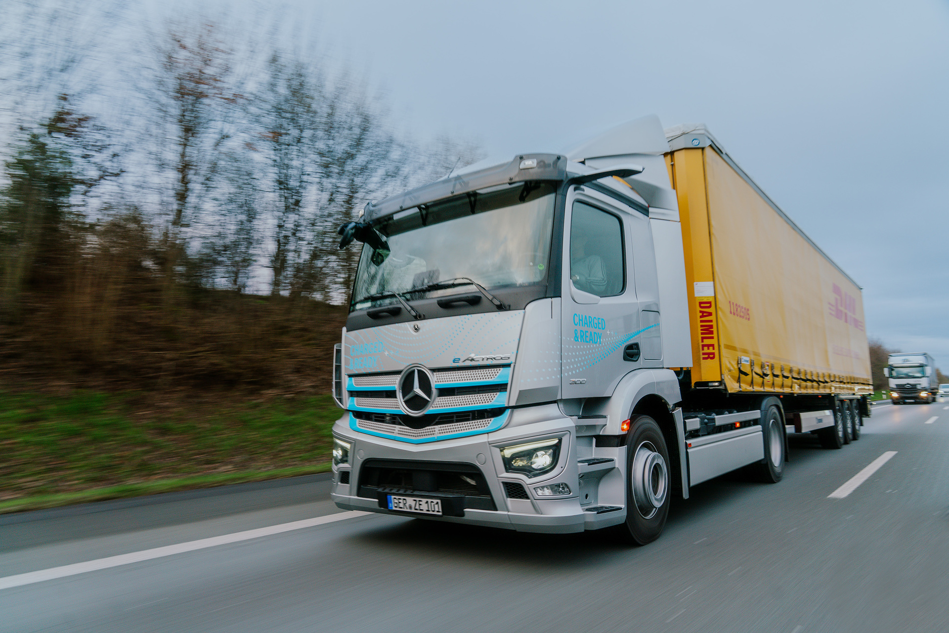 DHL Freight tests new Mercedes-Benz electric semitrailer truck: CO2-neutral delivery transportation to the Kassel plant