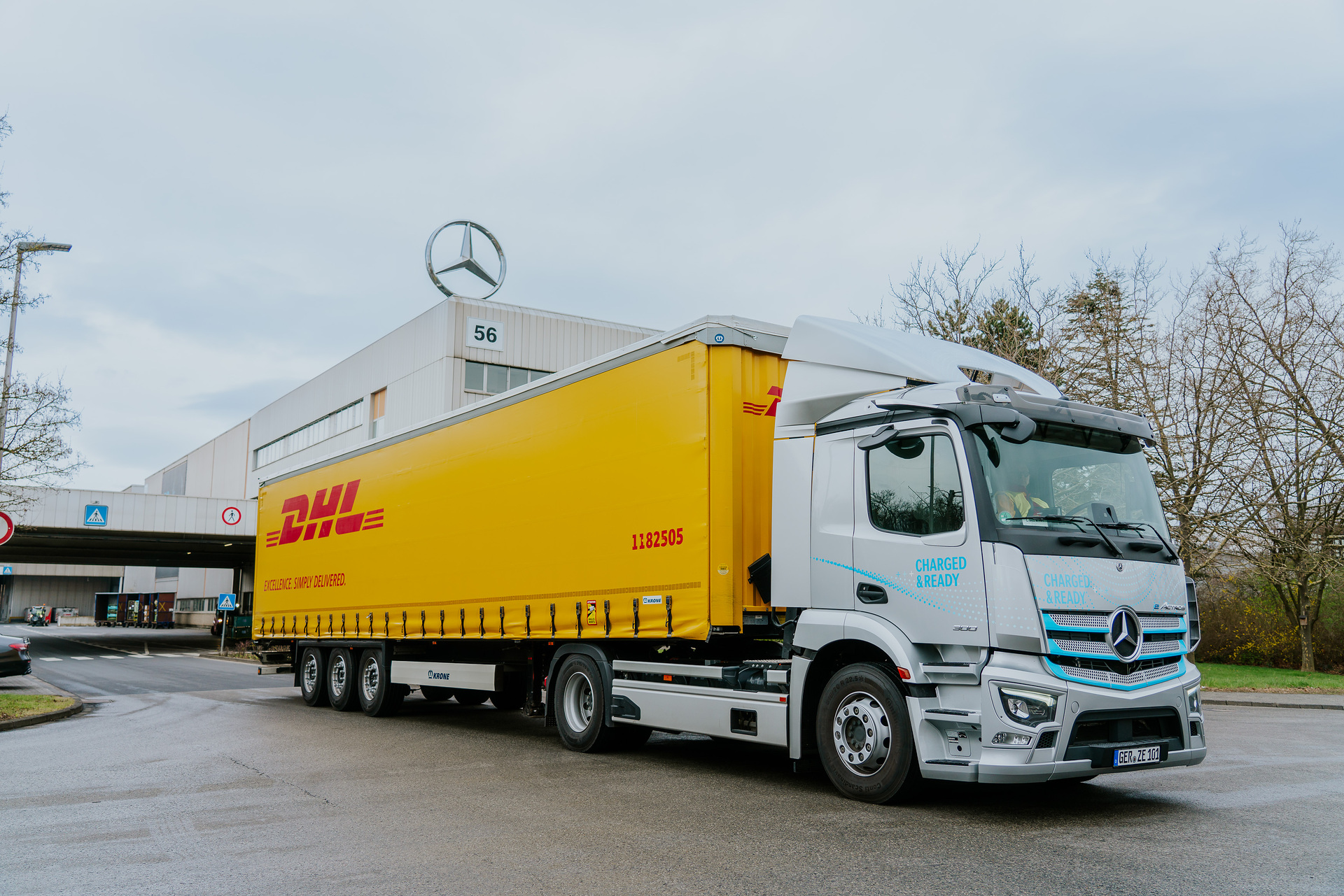 DHL Freight tests new Mercedes-Benz electric semitrailer truck: CO2-neutral delivery transportation to the Kassel plant