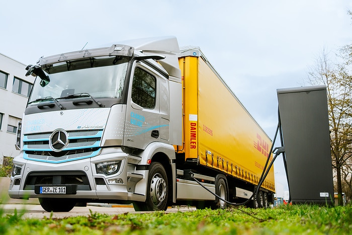 DHL Freight tests new Mercedes-Benz electric semitrailer truck: CO2-neutral delivery transportation to the Kassel plant