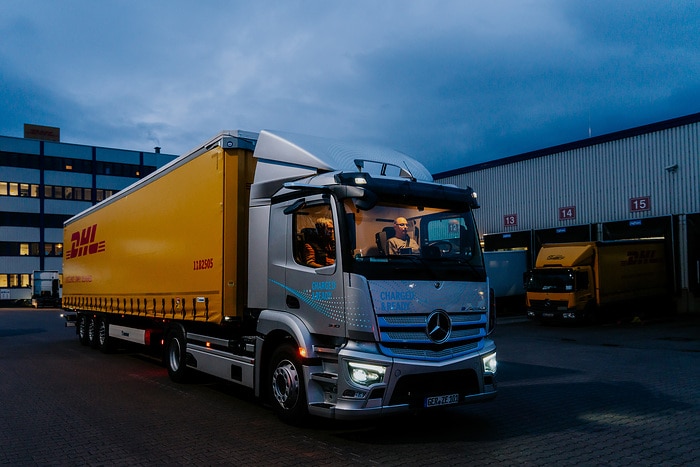 DHL Freight tests new Mercedes-Benz electric semitrailer truck: CO2-neutral delivery transportation to the Kassel plant