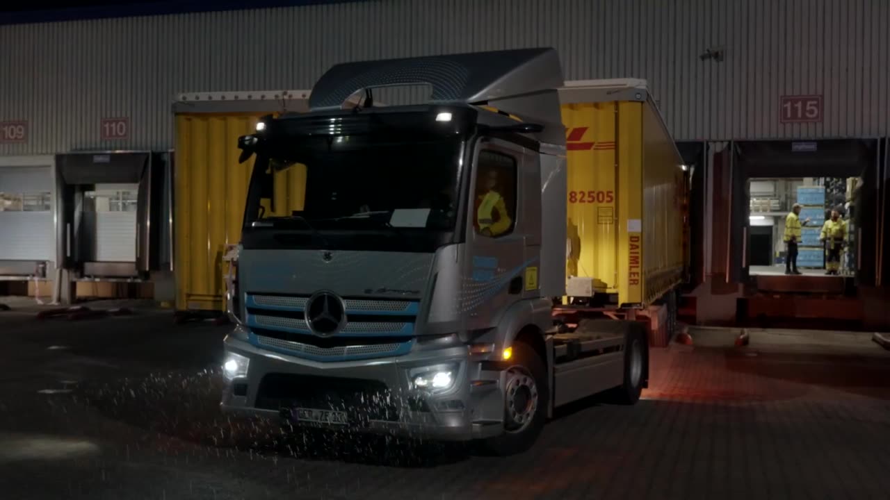 DHL Freight tests new Mercedes-Benz electric semitrailer truck: CO2-neutral delivery transportation to the Kassel plant