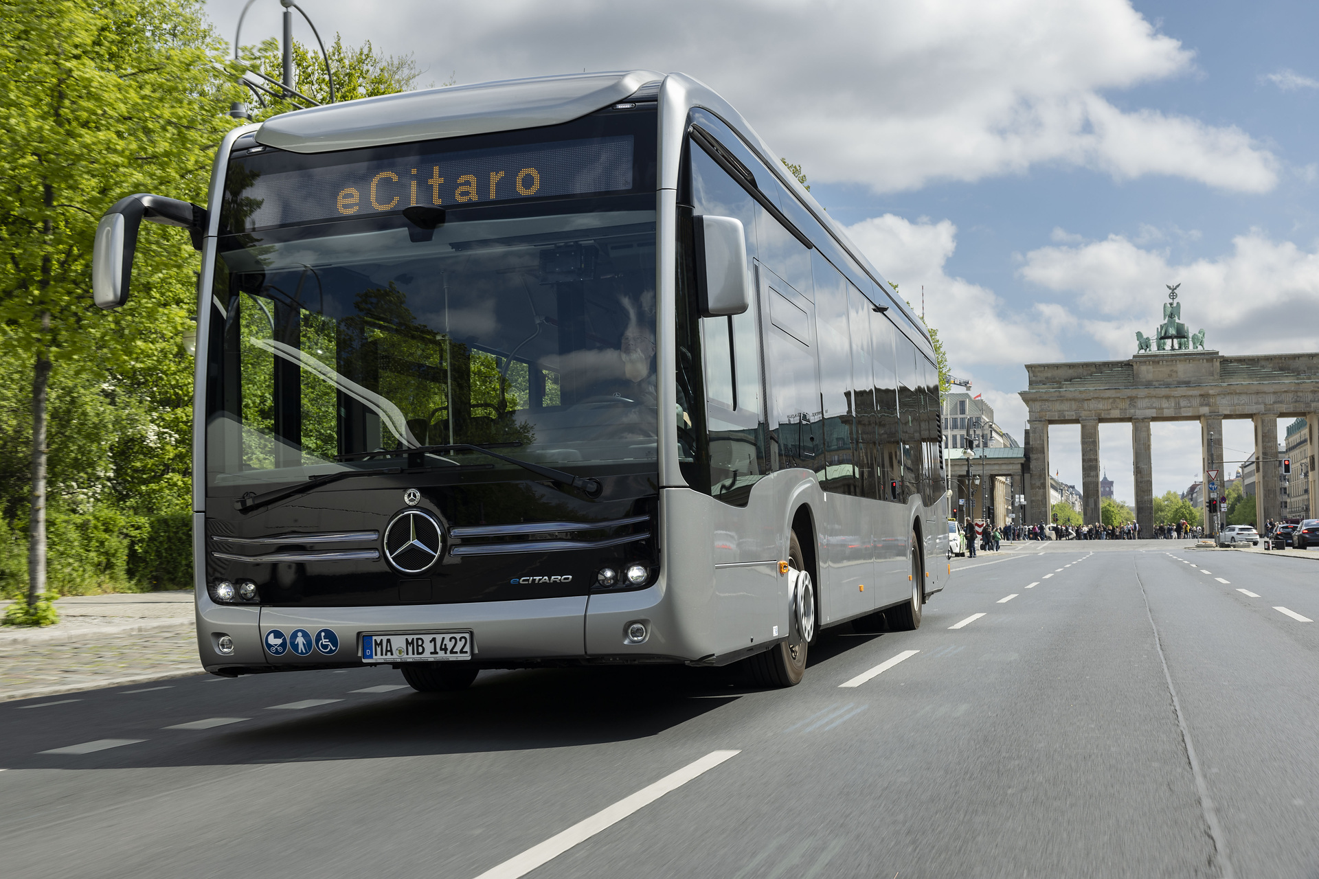 Der vollelektrisch angetriebene Stadtbus Mercedes-Benz eCitaro mit Batterien der neuesten Generation