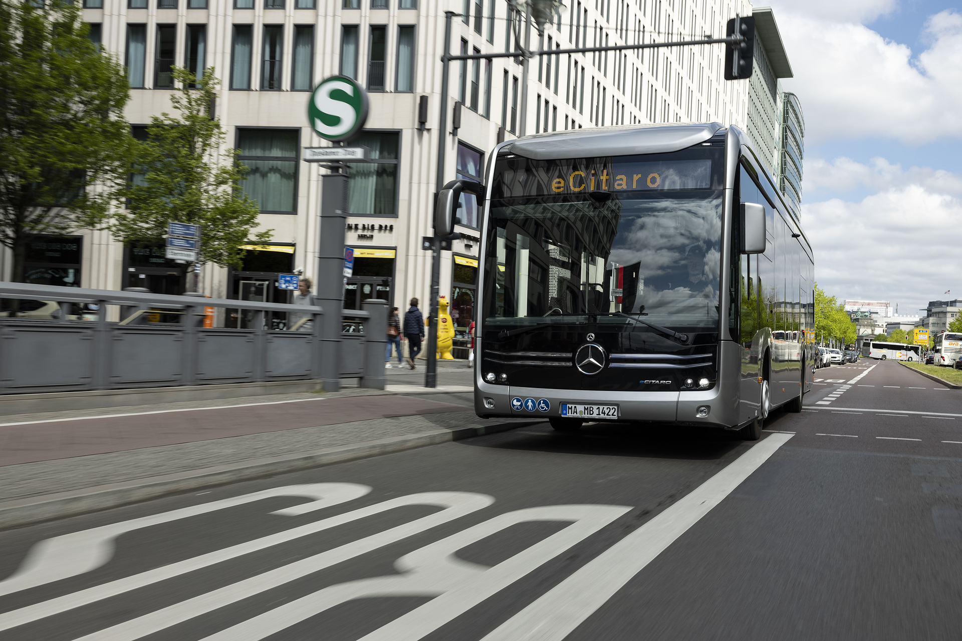 Der vollelektrisch angetriebene Stadtbus Mercedes-Benz eCitaro mit Batterien der neuesten Generation