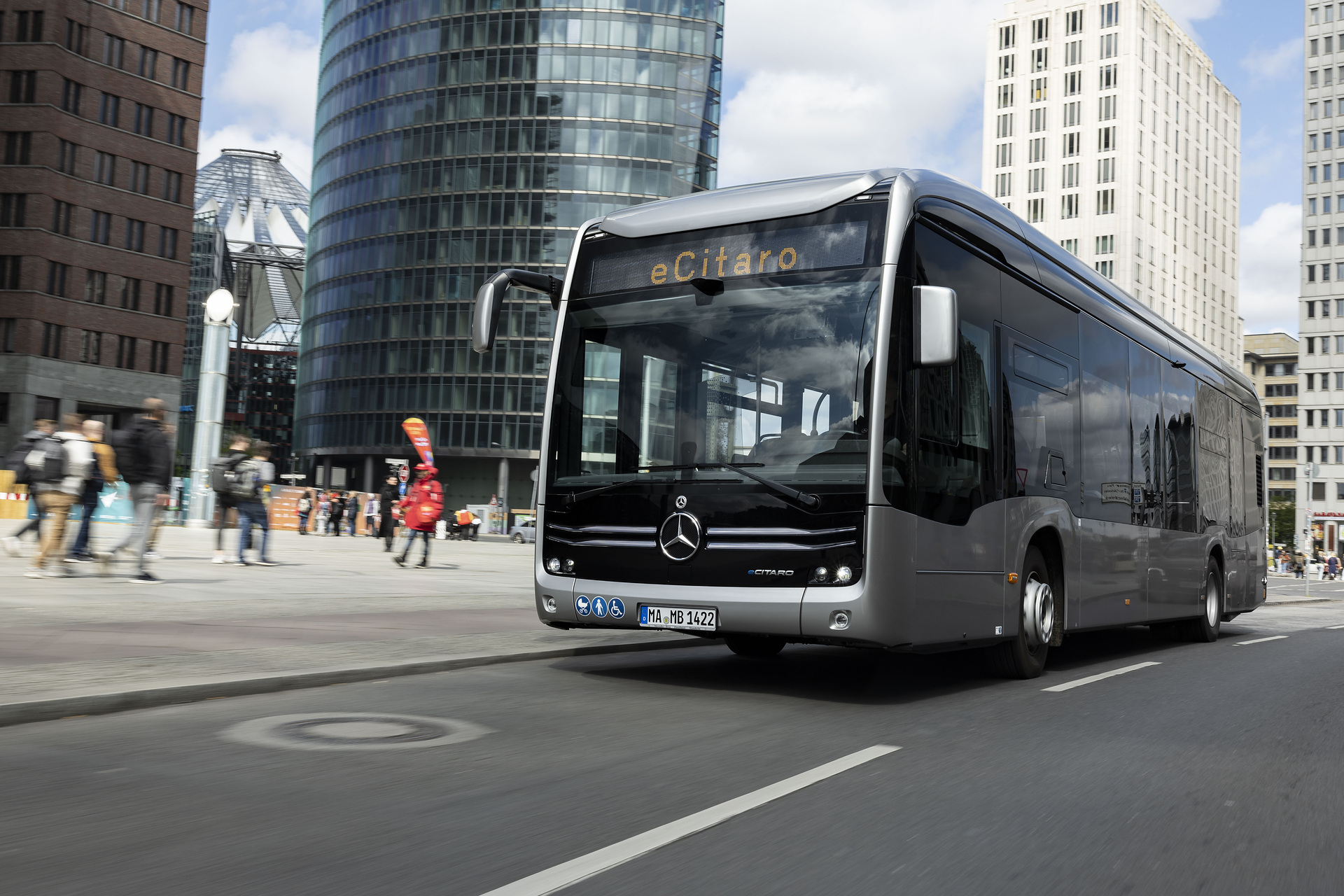 Der vollelektrisch angetriebene Stadtbus Mercedes-Benz eCitaro mit Batterien der neuesten Generation