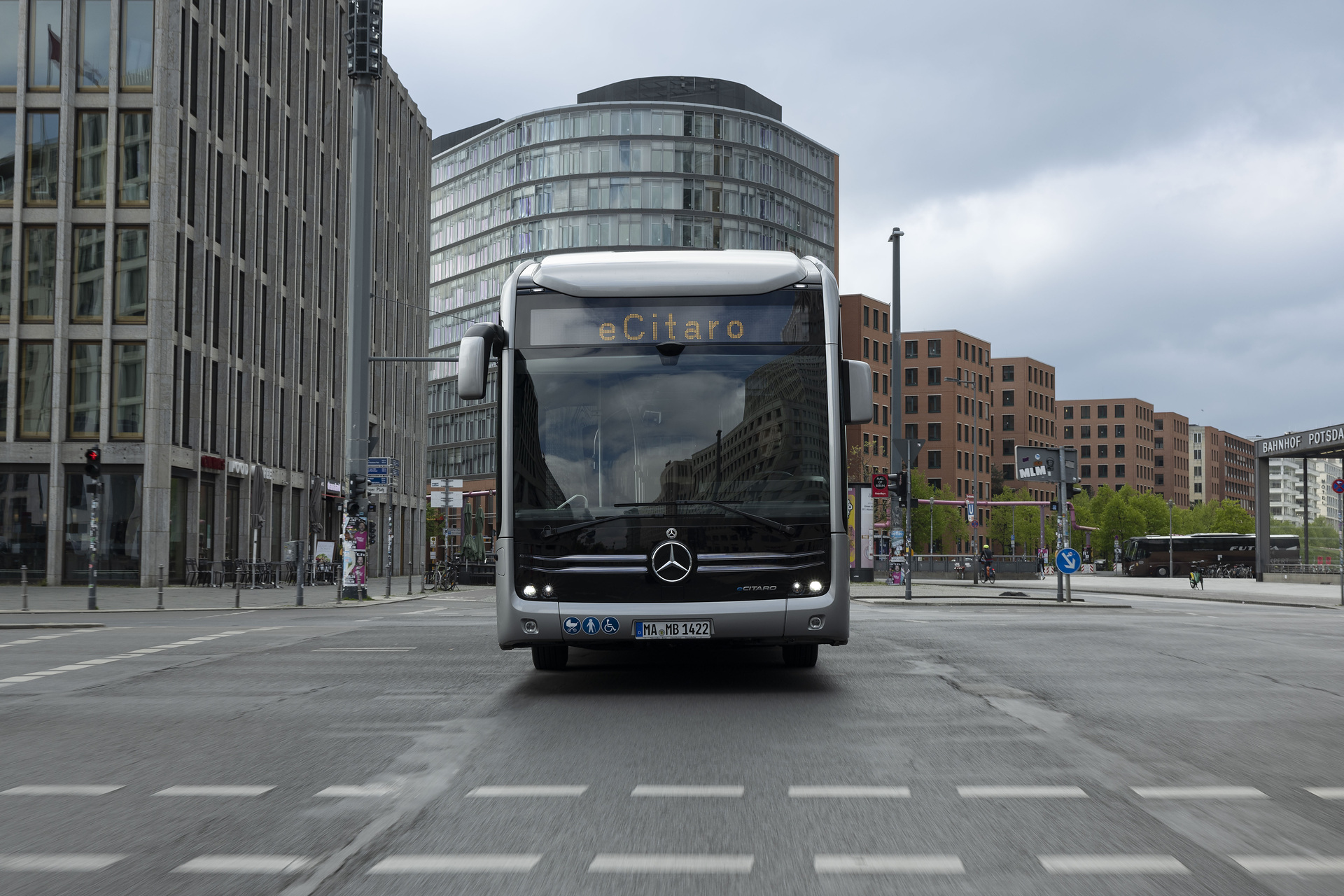 Der vollelektrisch angetriebene Stadtbus Mercedes-Benz eCitaro mit Batterien der neuesten Generation