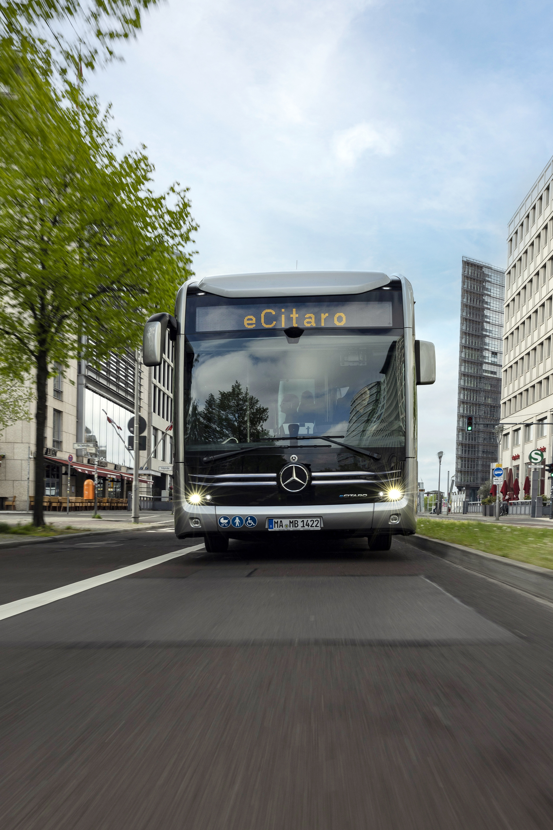 Der vollelektrisch angetriebene Stadtbus Mercedes-Benz eCitaro mit Batterien der neuesten Generation