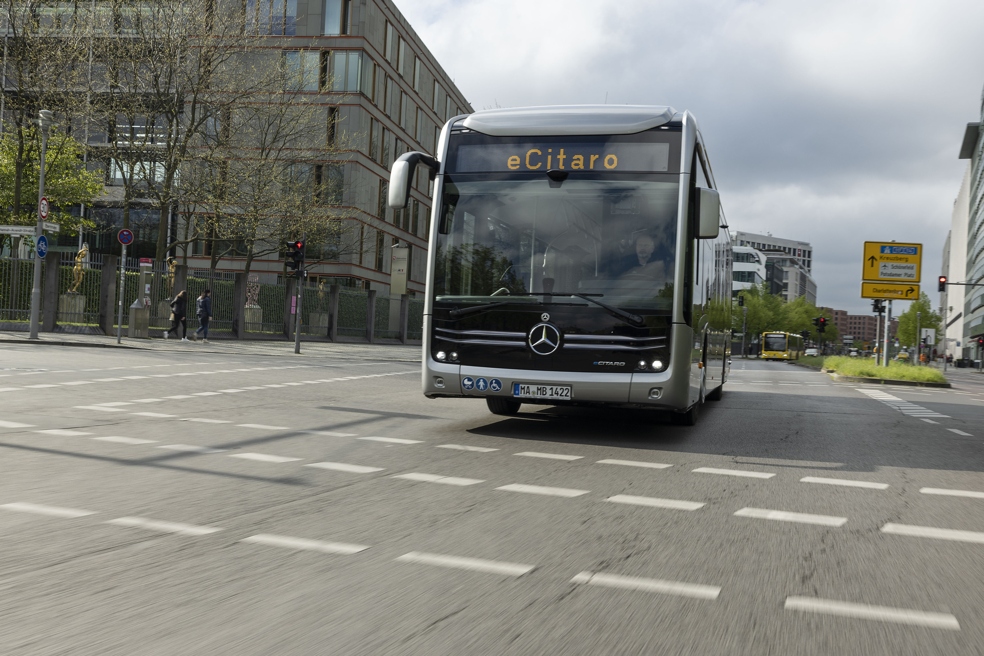 Der vollelektrisch angetriebene Stadtbus Mercedes-Benz eCitaro mit Batterien der neuesten Generation