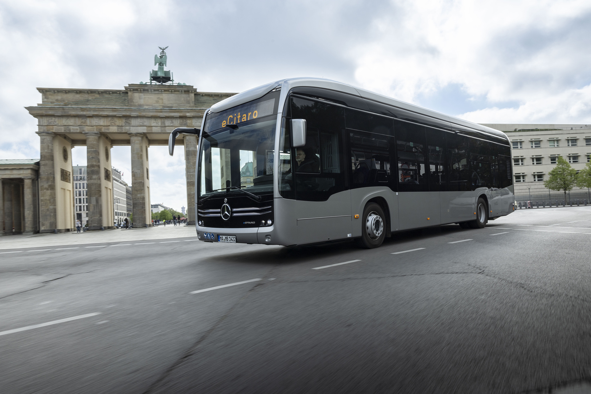 Der vollelektrisch angetriebene Stadtbus Mercedes-Benz eCitaro mit Batterien der neuesten Generation