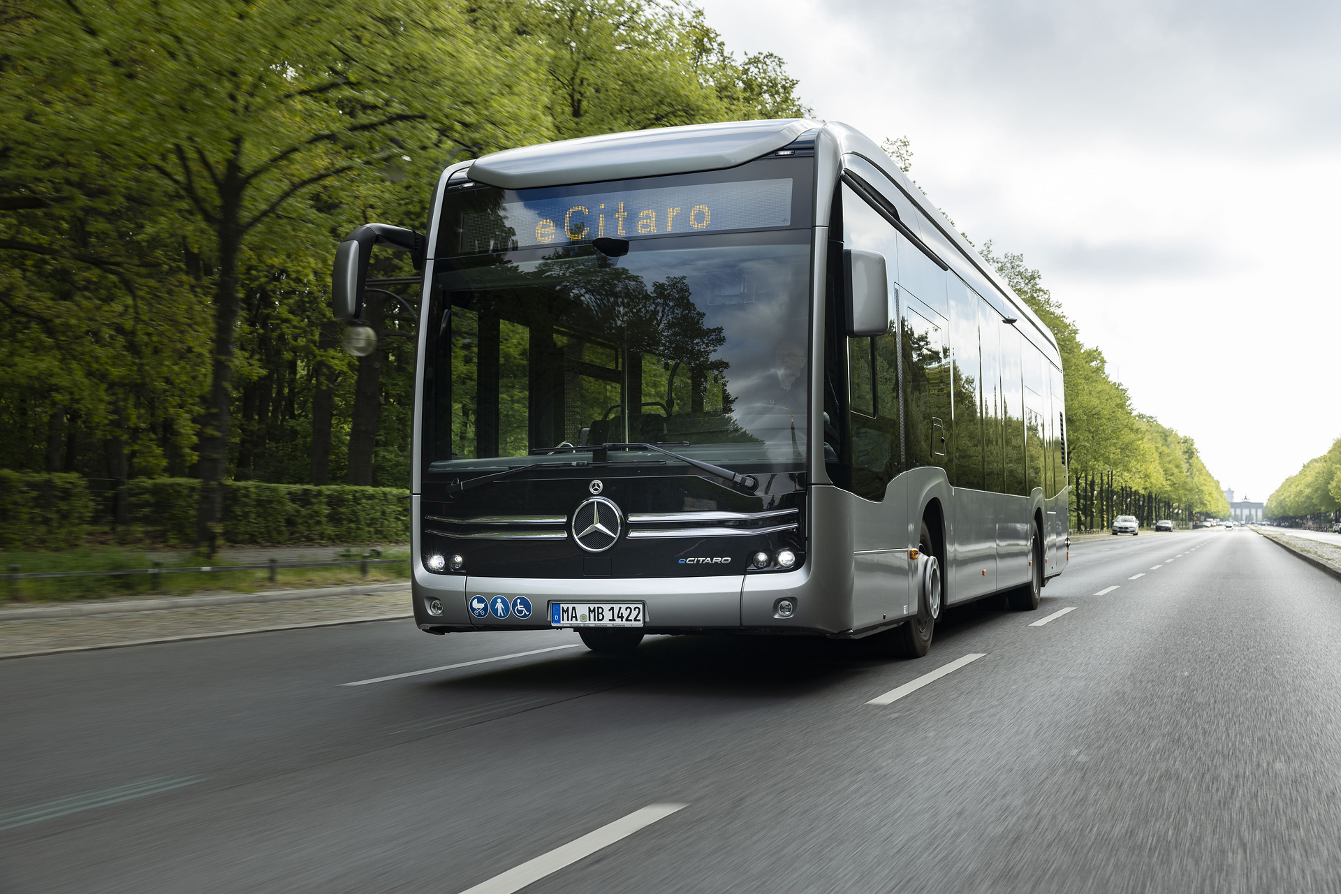 Der vollelektrisch angetriebene Stadtbus Mercedes-Benz eCitaro mit Batterien der neuesten Generation