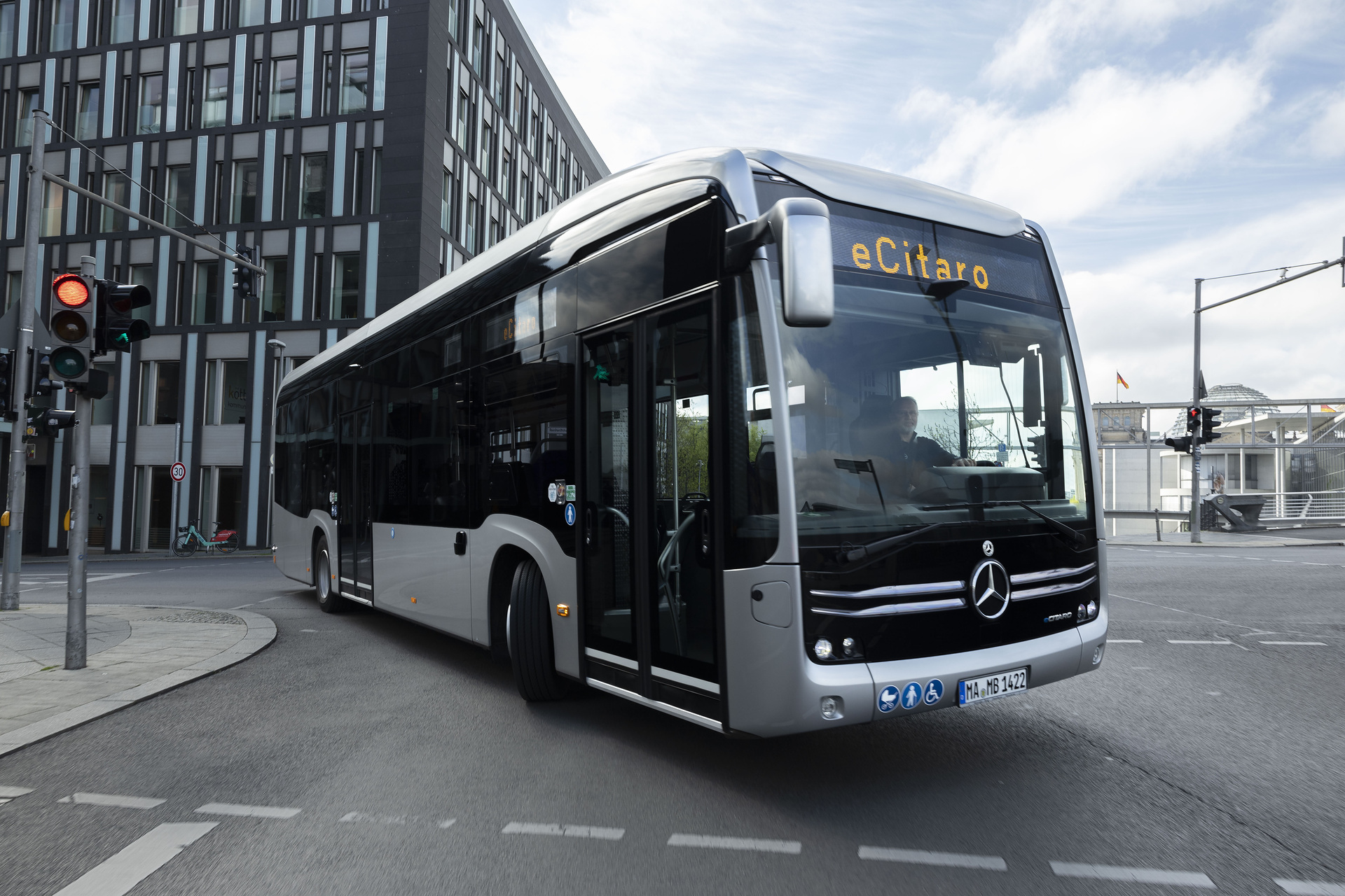 Der vollelektrisch angetriebene Stadtbus Mercedes-Benz eCitaro mit Batterien der neuesten Generation