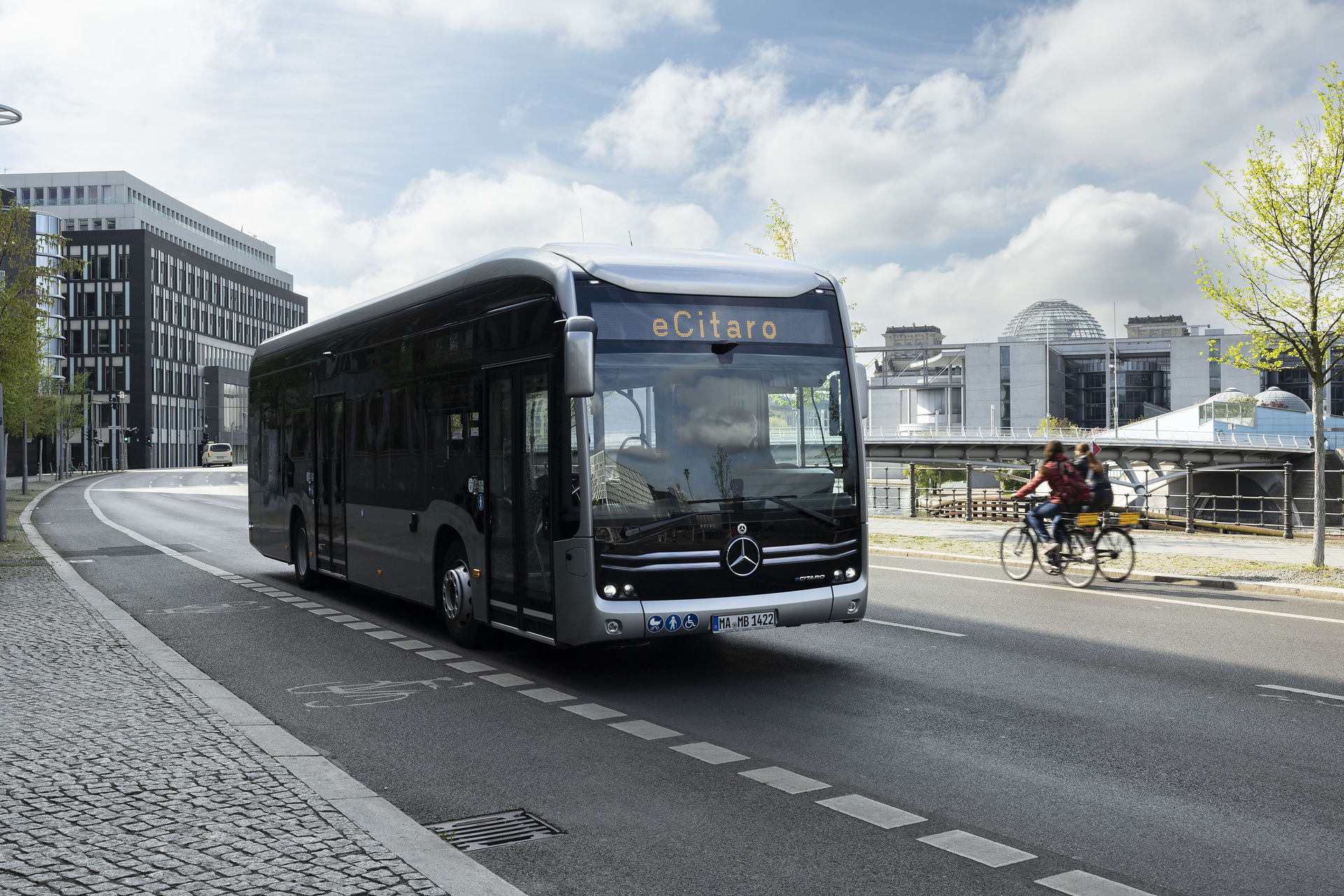 Der vollelektrisch angetriebene Stadtbus Mercedes-Benz eCitaro mit Batterien der neuesten Generation