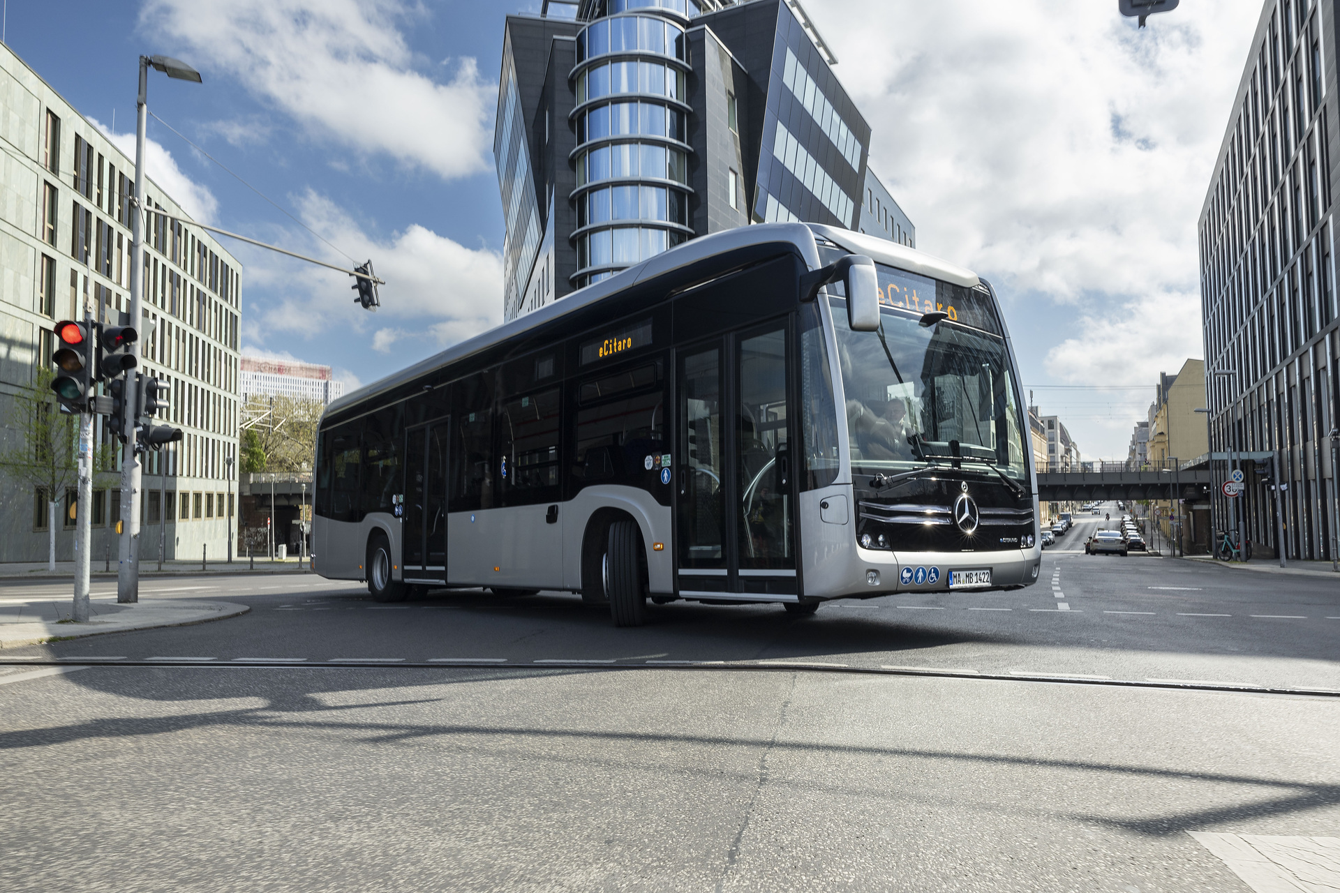 Der vollelektrisch angetriebene Stadtbus Mercedes-Benz eCitaro mit Batterien der neuesten Generation