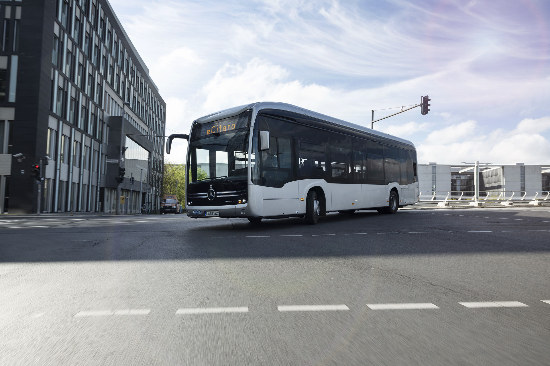 Der vollelektrisch angetriebene Stadtbus Mercedes-Benz eCitaro mit Batterien der neuesten Generation