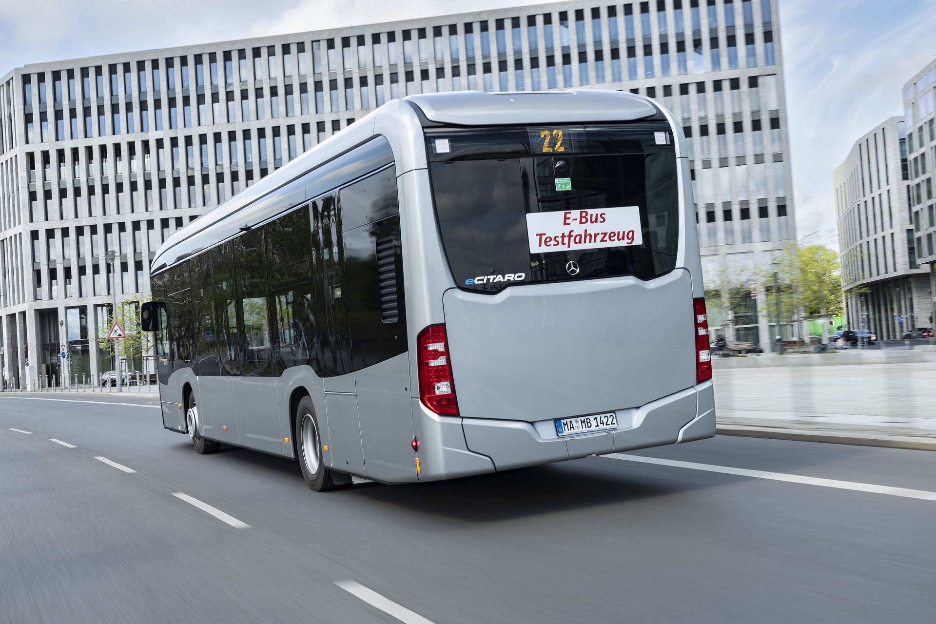 Der vollelektrisch angetriebene Stadtbus Mercedes-Benz eCitaro mit Batterien der neuesten Generation