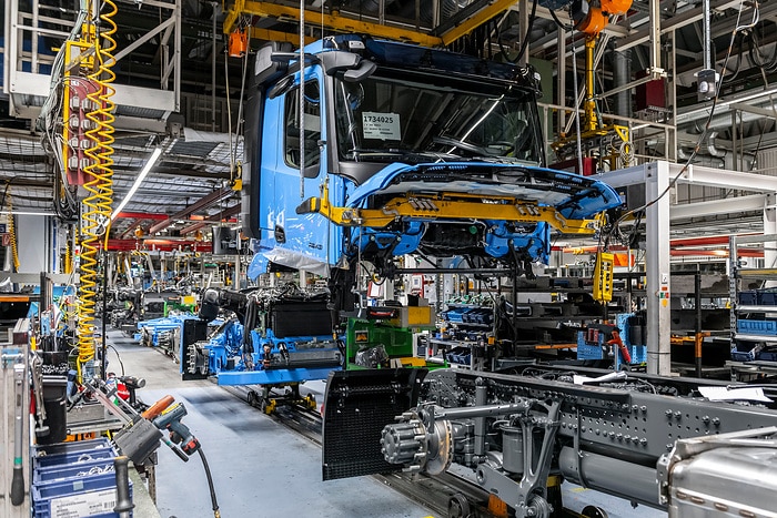 Experience "engagement" and "wedding" on a plant tour at the Mercedes-Benz plant in Wörth