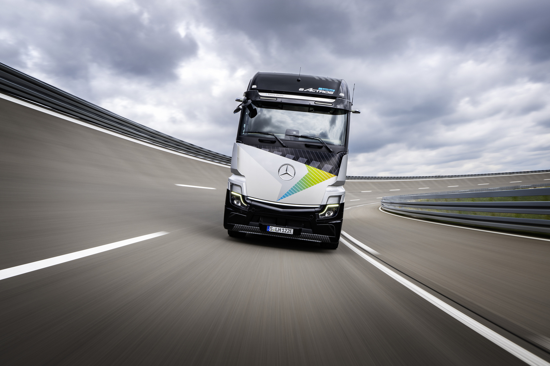 Mercedes-Benz eActros LongHaul feiert Weltpremiere als eActros 600 im Oktober – Produktionswerke bereiten Serienfertigung vor