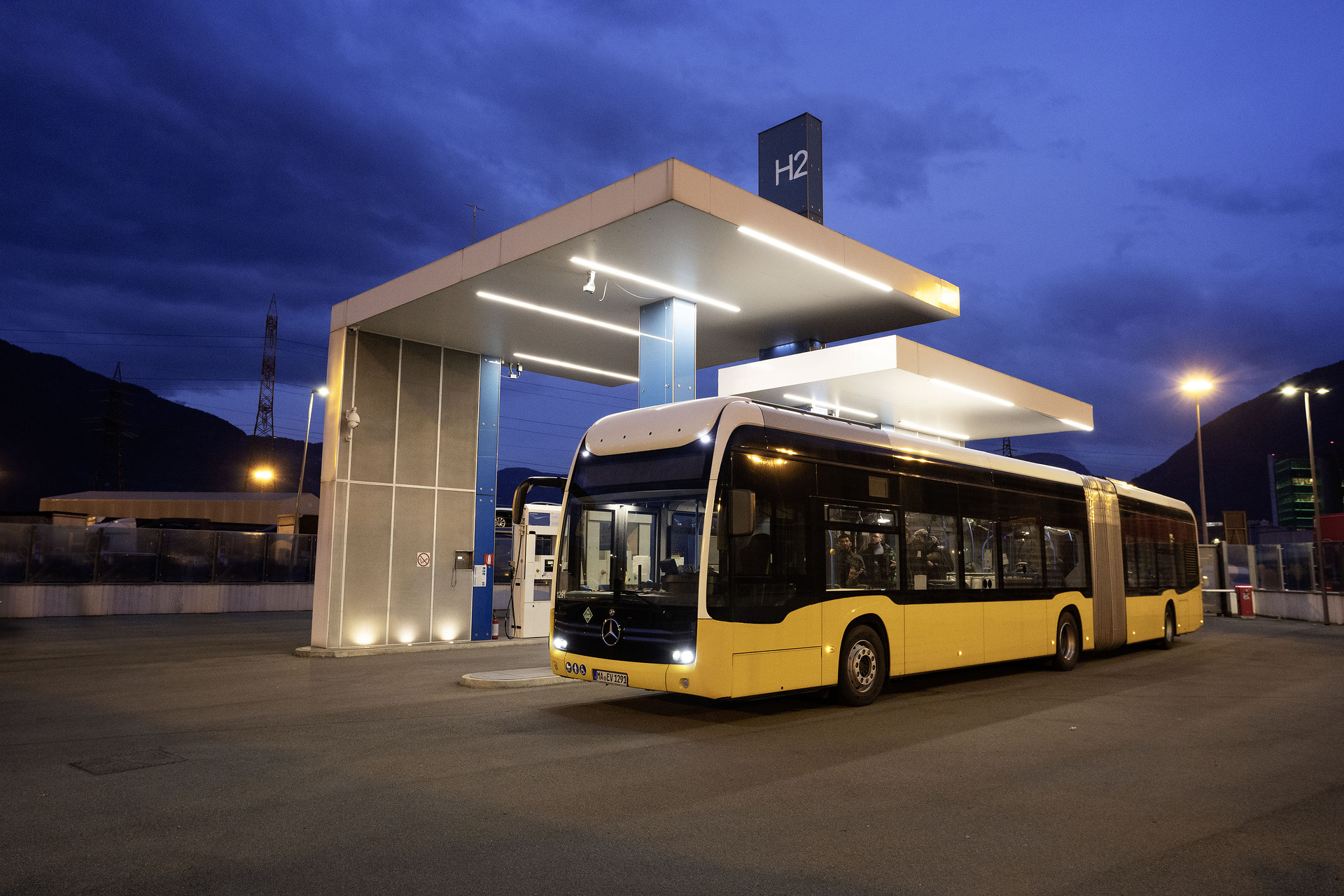 Herausforderung Alpen: Mercedes-Benz eCitaro fuel cell trotzt extremer Kälte und steilen Pässen