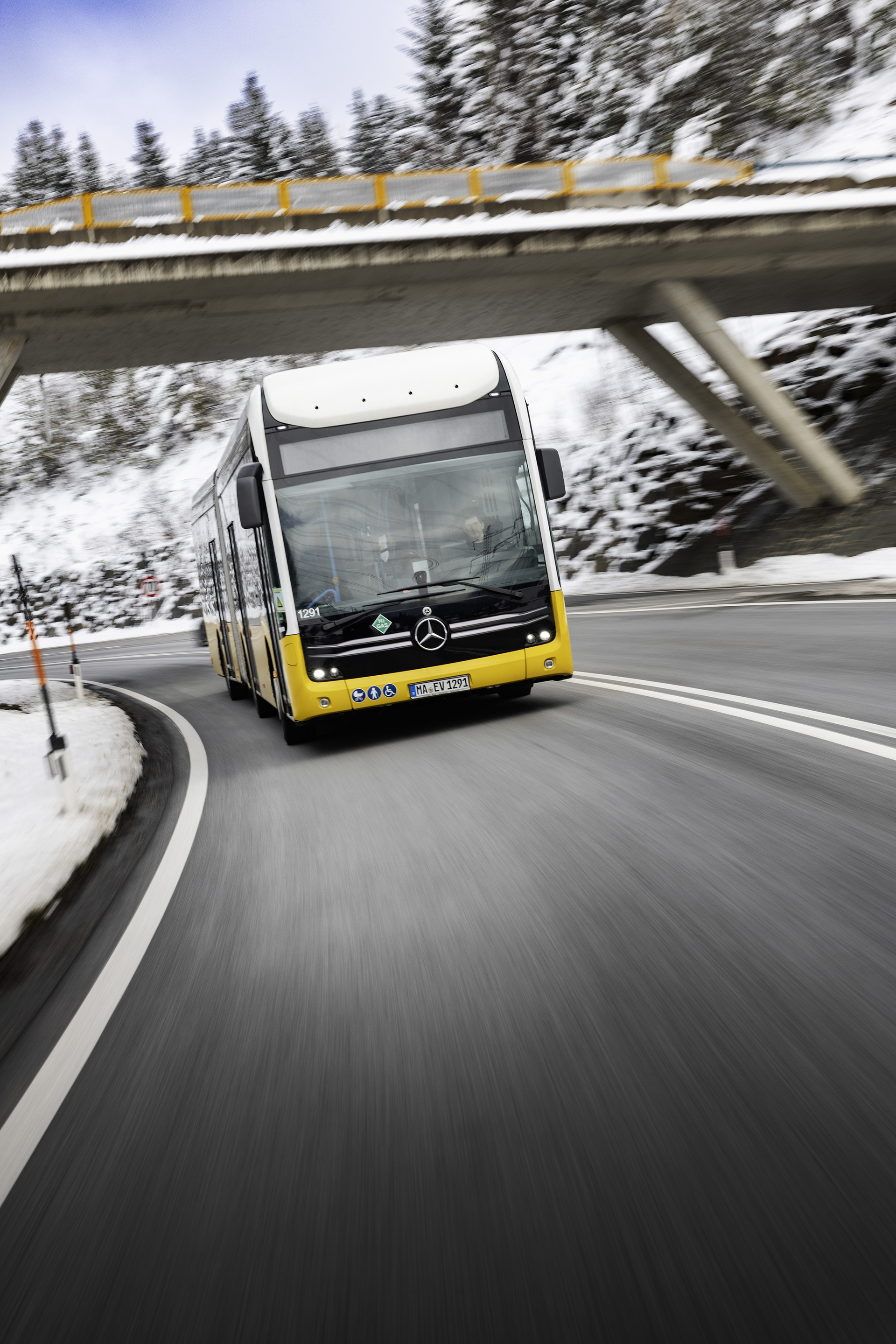 Alpine Challenge: Mercedes-Benz eCitaro fuel cell defies extreme cold and steep passes