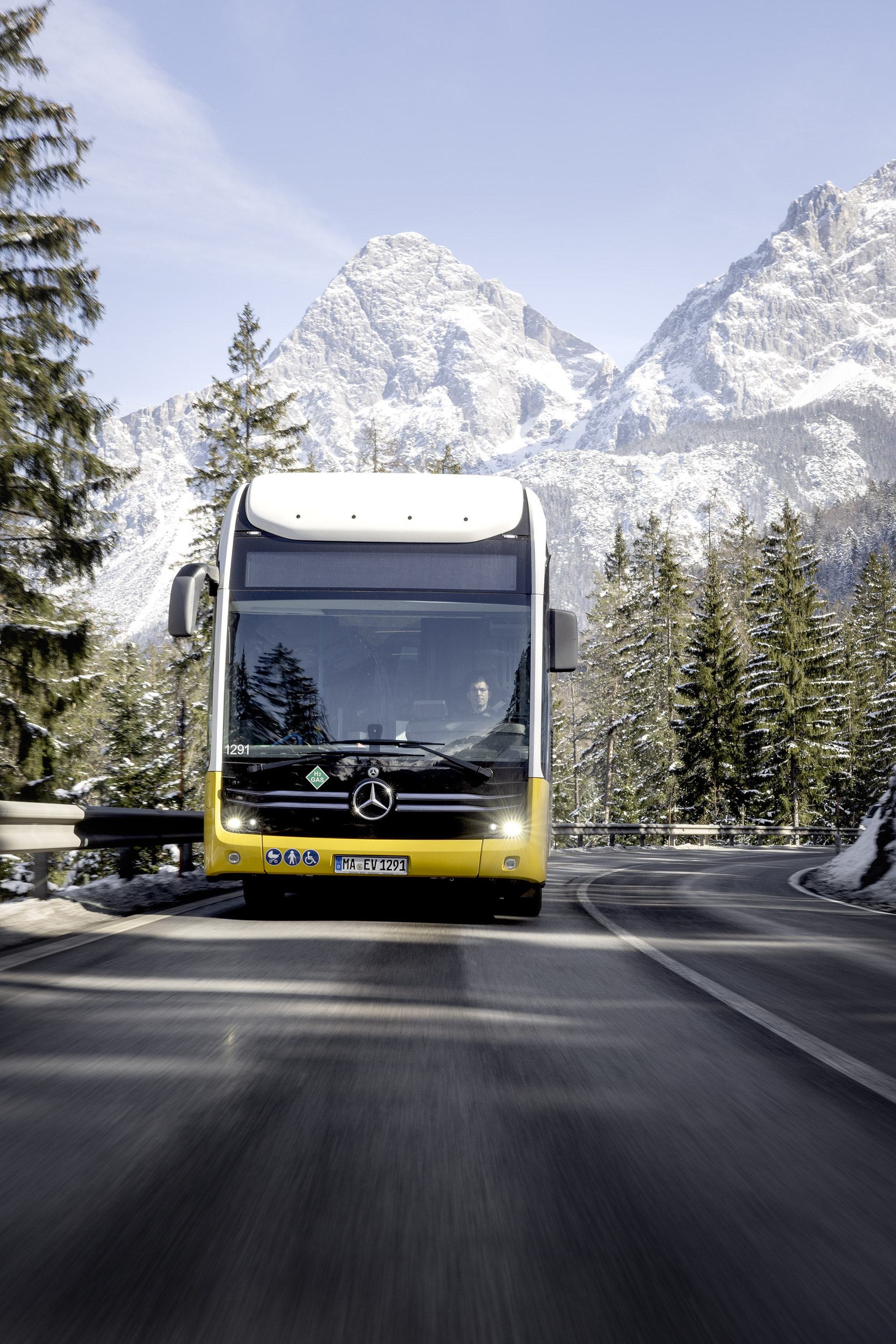 Herausforderung Alpen: Mercedes-Benz eCitaro fuel cell trotzt extremer Kälte und steilen Pässen