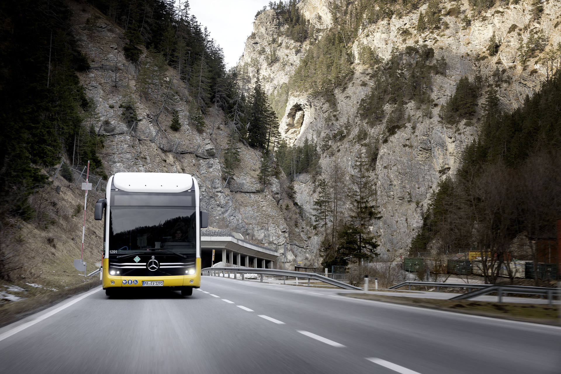 Herausforderung Alpen: Mercedes-Benz eCitaro fuel cell trotzt extremer Kälte und steilen Pässen