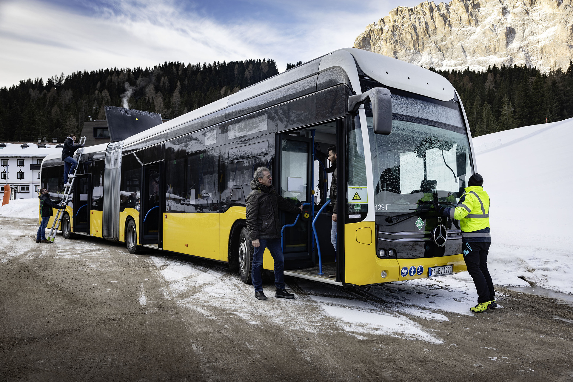 Alpine Challenge: Mercedes-Benz eCitaro fuel cell defies extreme cold and steep passes